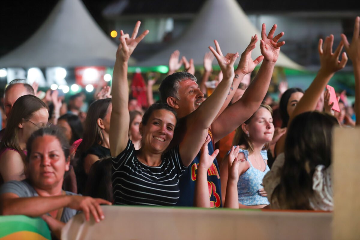 Sertanejo Loubet leva 19 mil pessoas à Arena Verão Maior de Pontal do Paraná 2 20250111 agb loubet verao maior 12
