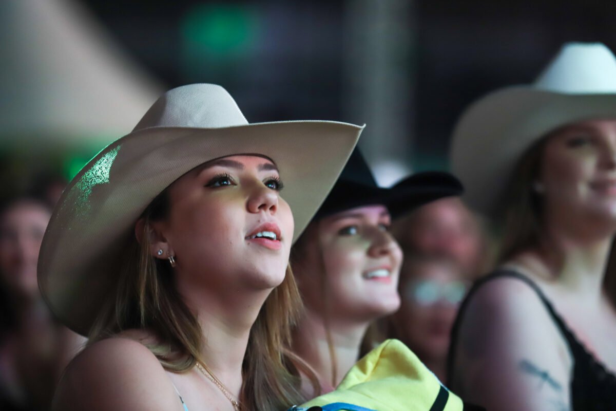 Sertanejo Loubet leva 19 mil pessoas à Arena Verão Maior de Pontal do Paraná 10 20250111 agb loubet verao maior 14