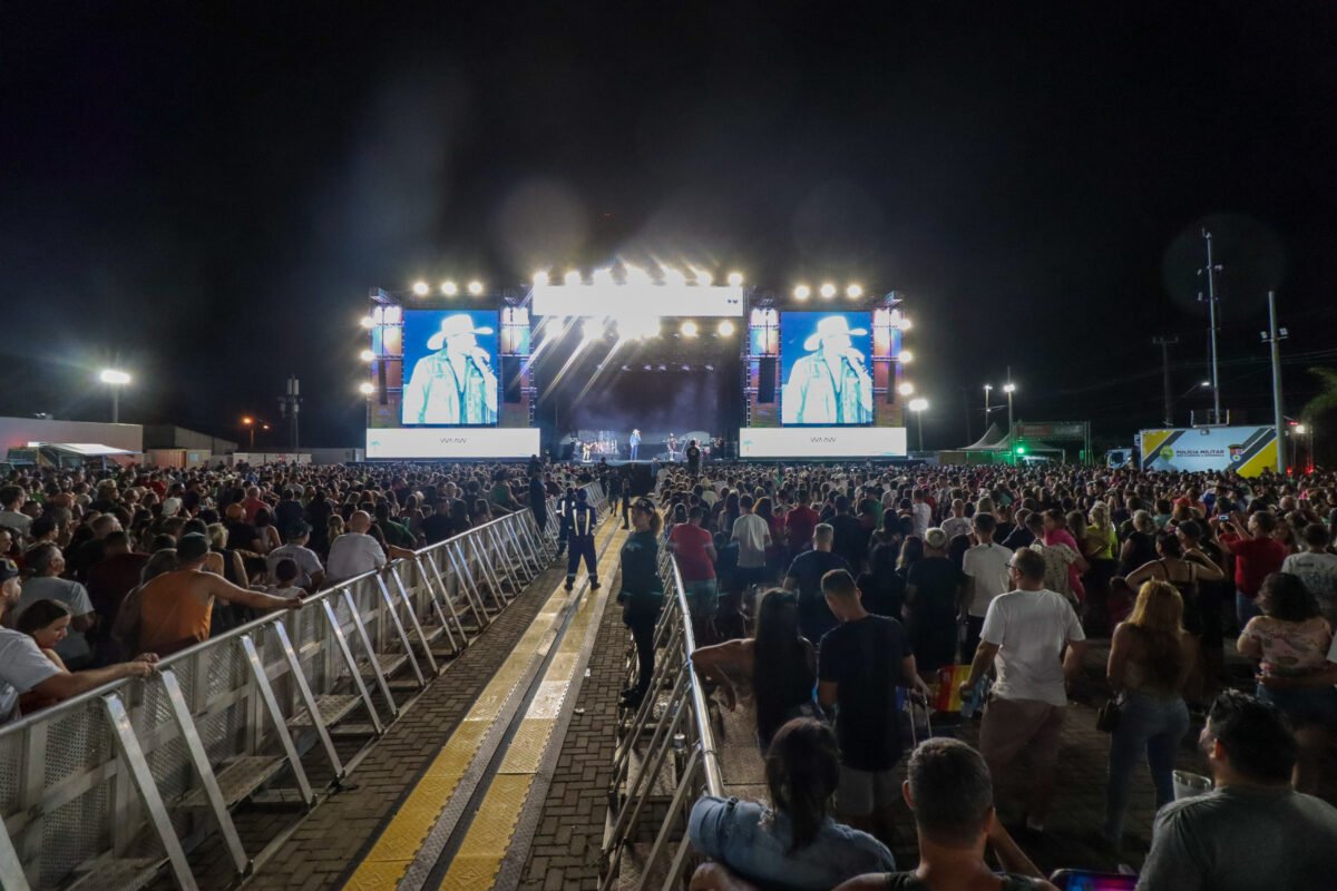 Sertanejo Loubet leva 19 mil pessoas à Arena Verão Maior de Pontal do Paraná 4 20250111 agb loubet verao maior 15