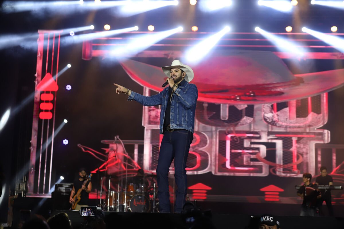 Sertanejo Loubet leva 19 mil pessoas à Arena Verão Maior de Pontal do Paraná 6 20250111 agb loubet verao maior 21