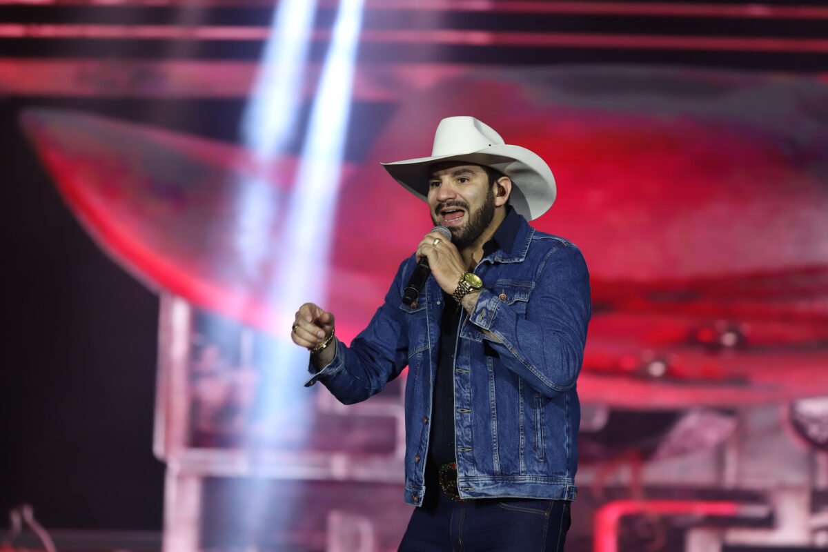Sertanejo Loubet leva 19 mil pessoas à Arena Verão Maior de Pontal do Paraná 7 20250111 agb loubet verao maior 23