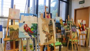 Com inscrições gratuitas, as oficinas abordam temas como pintura, aquarela, confecção de jóias, yoga e cerâmica (Crédito: Rafael Macri/ PMM)