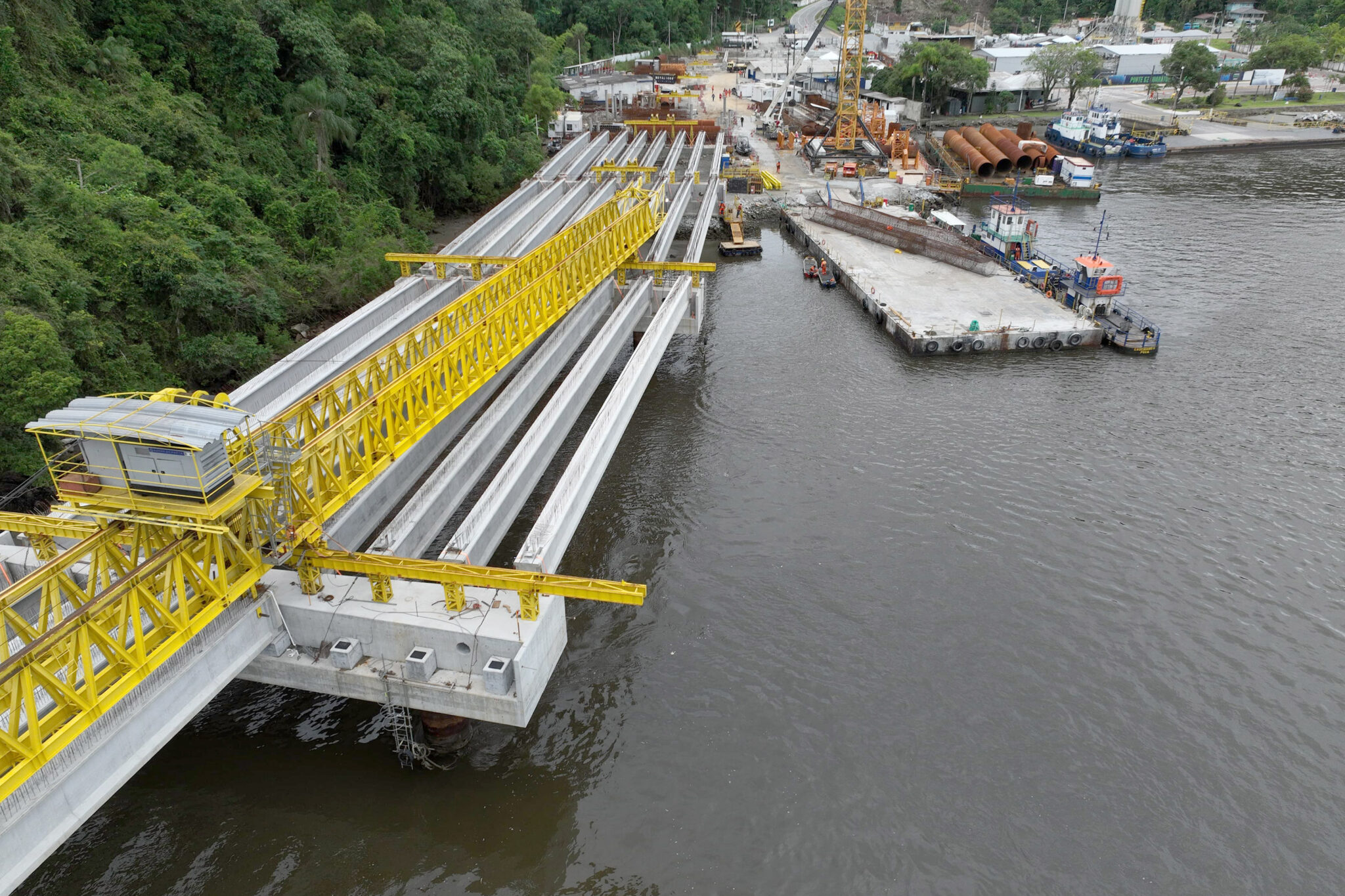 Traçado da Ponte de Guaratuba começa a ganhar forma com instalação de vigas longarinas