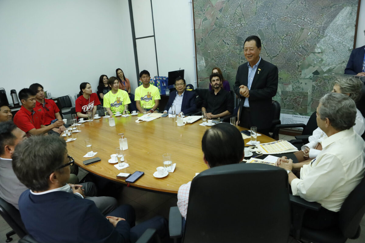 Time de beisebol do Japão visita a Prefeitura de Maringá