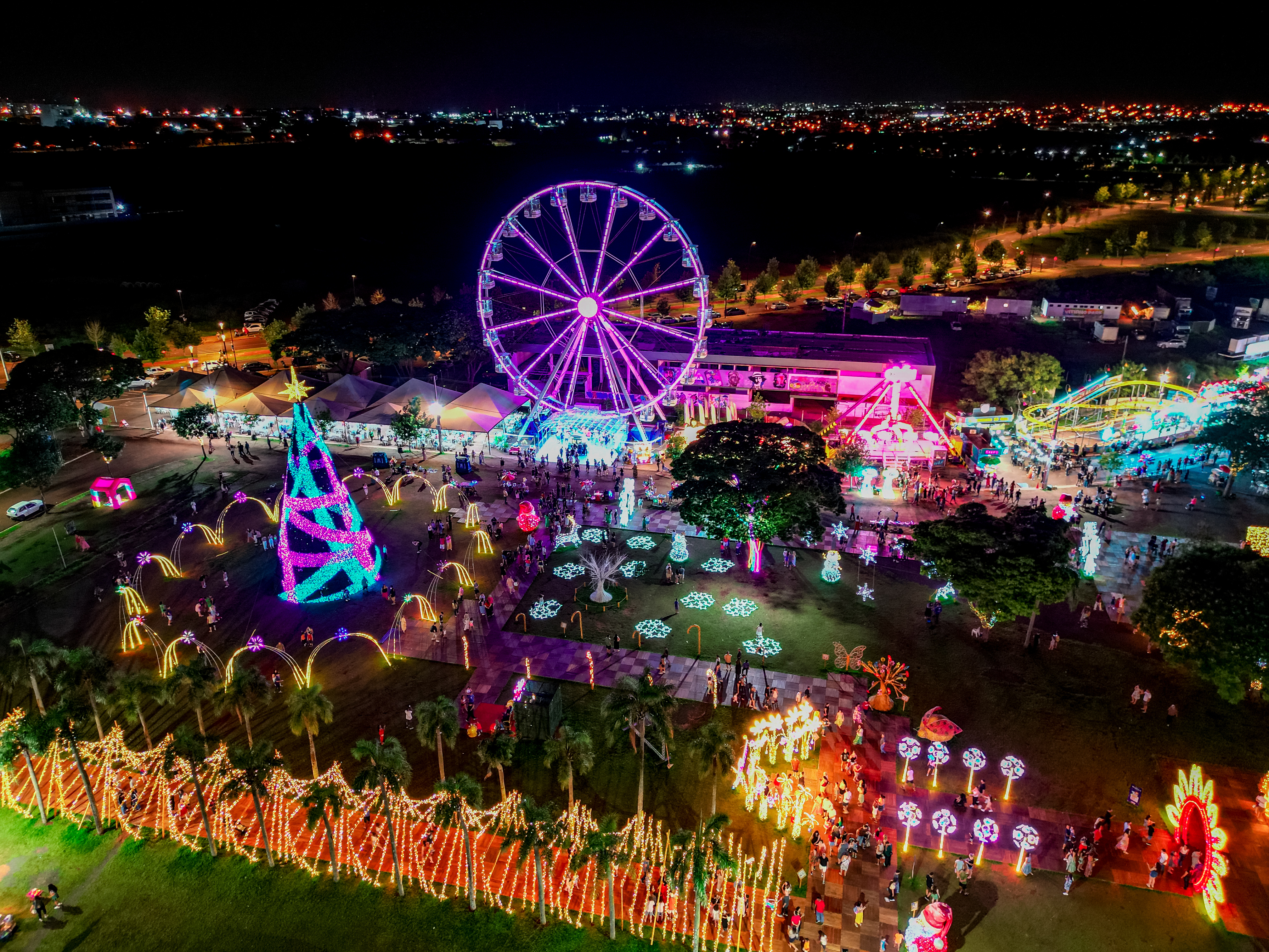 O Complexo Natalino, conta com decoração natalina especial, parque de diversões, roda gigante e foodtrucks com uma variedade de comidas (Crédito: Rafael Macri/ PMM)