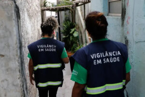 Campanha incentiva a população a procurar as Unidades Básicas de Saúde (UBS) ao identificar sinais como manchas vermelhas no corpo, febre, dores de cabeça e dores atrás dos olhos - Foto: Fernando Frazão/Agência Brasil