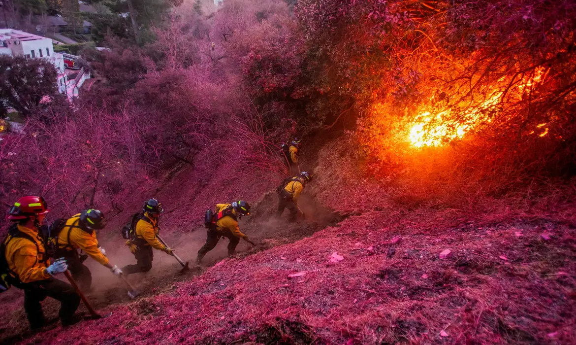 Los Angeles tenta conter incêndios florestais antes da volta de ventos fortes; pelo menos 24 pessoas morreram até agora