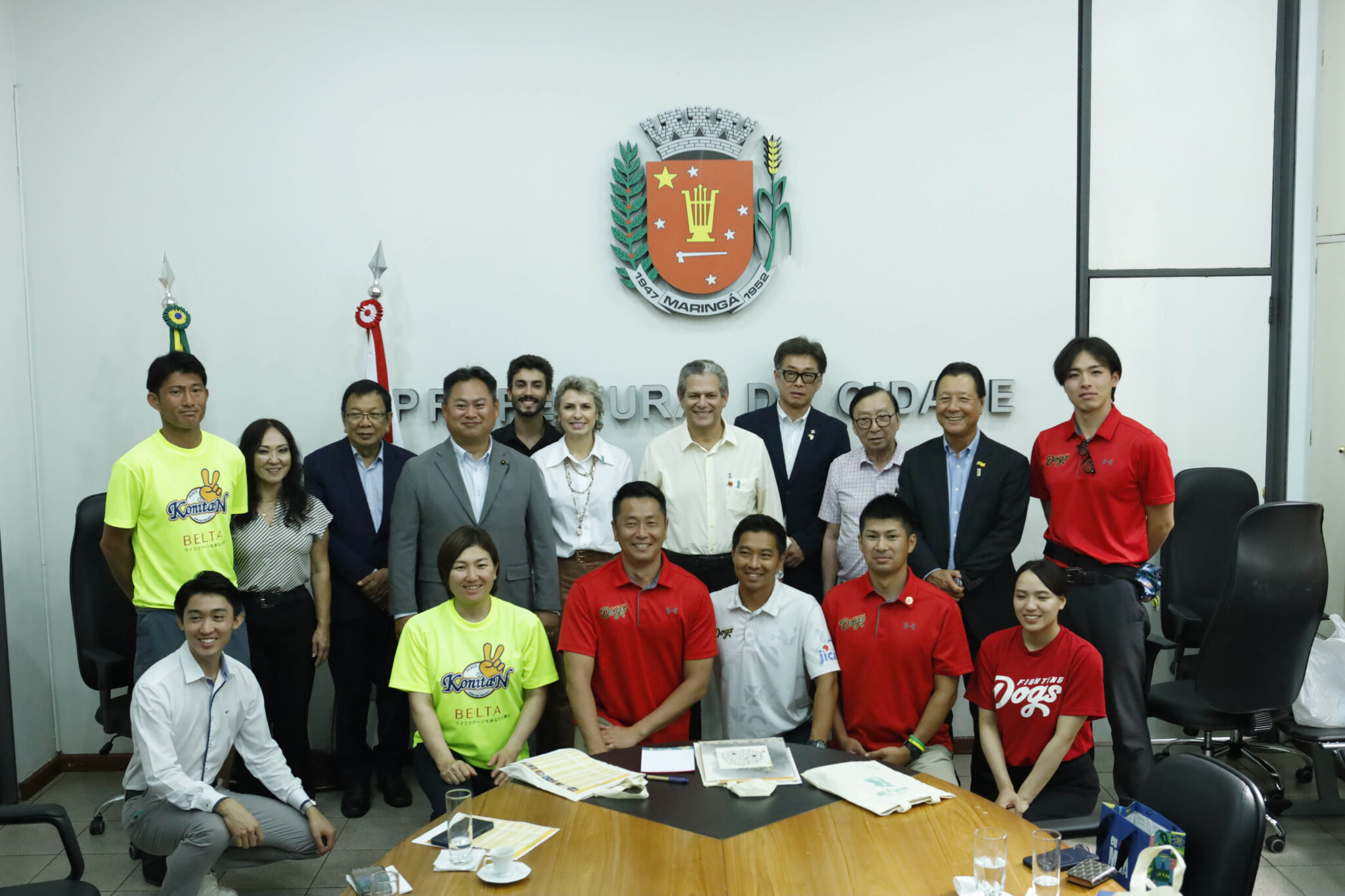 Prefeitura recebe visita de time de beisebol do Japão