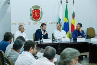 Prefeitos de Maringá, Silvio Barros, e de Londrina, Tiago Amaral, reforçam o compromisso de cooperação e desenvolvimento por meio da inovação (Crédito: Ricardo Lopes / PMM)