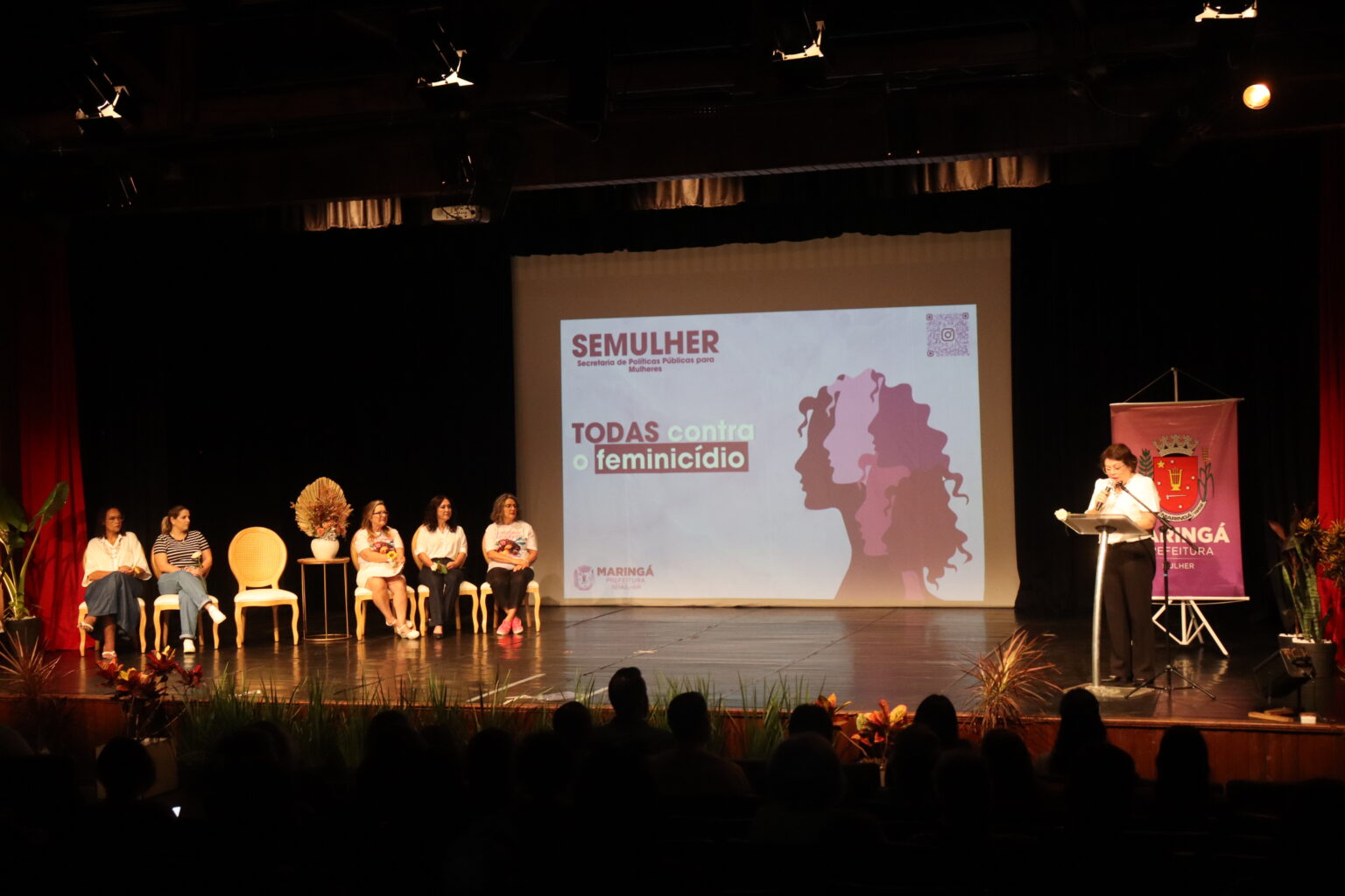 A cerimônia foi realizada no Teatro Reviver Magó e reuniu falas de autoridades, apresentações artísticas e palestras (Crédito: Ana Carmona / PMM)