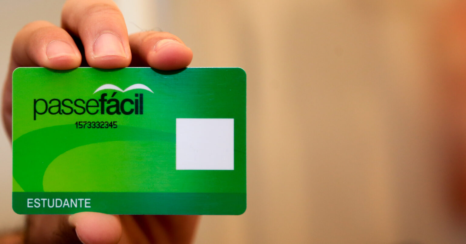 O passe garante o transporte gratuito de maringaenses que estudam em instituições de ensino fundamental, médio e superior (Crédito: Arquivo / PMM)