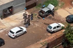 A Polícia Militar do Paraná (PMPR) prendeu dois suspeitos e recuperou um veículo furtado durante uma operação em Lindoeste, no Oeste do Estado.