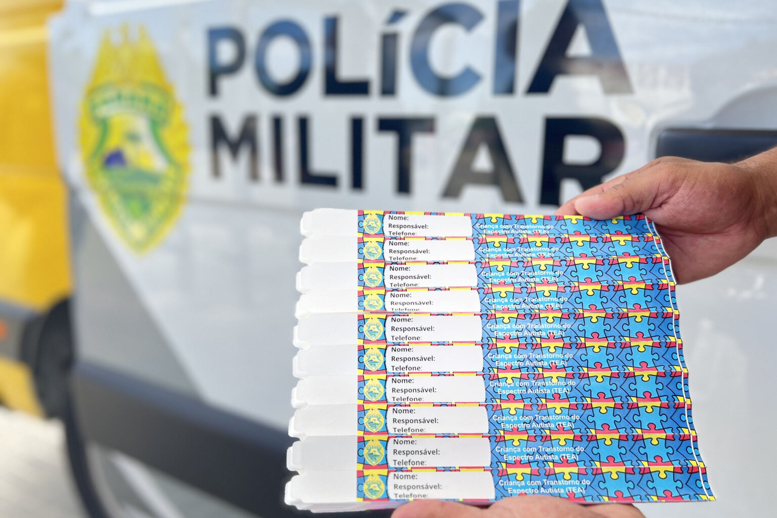 TEA: Polícia Militar vai distribuir pulseiras de identificação diferenciadas para crianças autistas no Litoral
