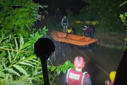 Bombeiros salvam 10 pessoas ilhadas em rio de Antonina após cabeça d’água