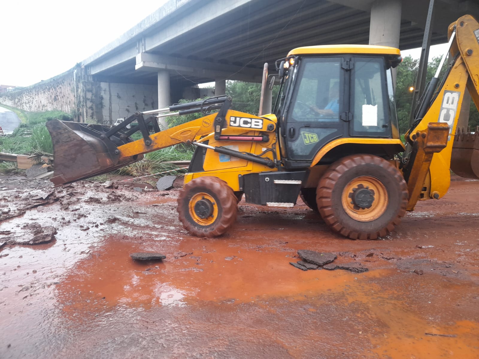 Após o forte temporal que atingiu a cidade na tarde desta terça-feira, 18, os servidores municipais seguem nas ruas para realizar a limpeza e sinalização das vias (Crédito: Divulgação / PMM)