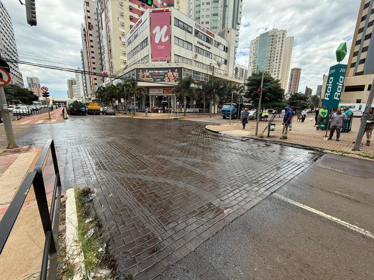 As equipes realizaram melhorias no pavimento do cruzamento da Avenida Horácio Raccanello com a Rua Piratininga neste sábado, 22. (Crédito: PMM)