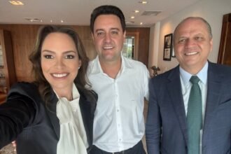 Governador Ratinho Júnior (PSD), o secretário da Indústria, Comércio e Serviços, Ricardo Barros (PP), e a presidente estadual do Progressistas, deputada Maria Victoria (PP)