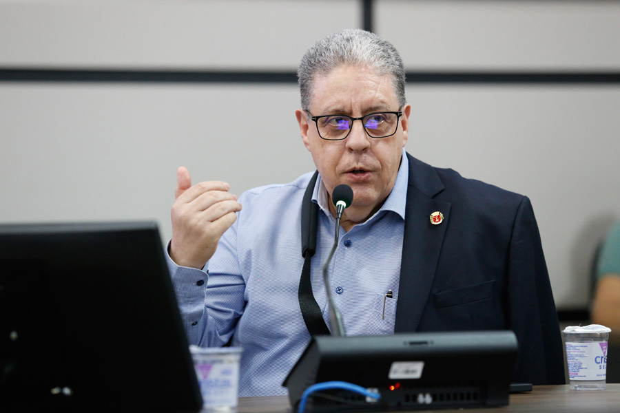 O secretário de Fazenda, Carlos Augusto Ferreira, respondeu os questionamentos dos vereadores e da comunidade (Crédito: Marquinhos Oliveira / CMM)
