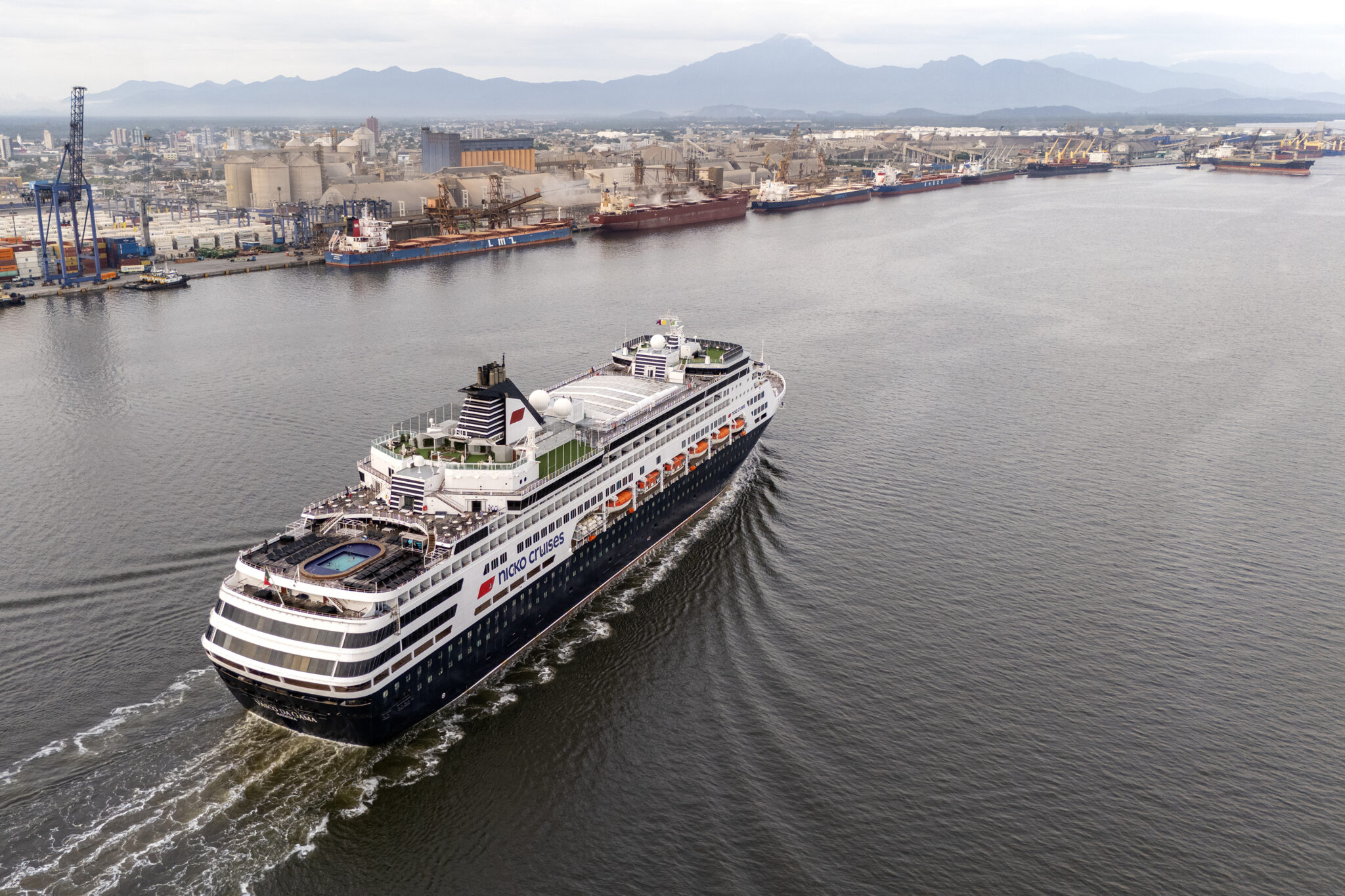 Navio de cruzeiro português Vasco da Gama atraca no Porto de Paranaguá