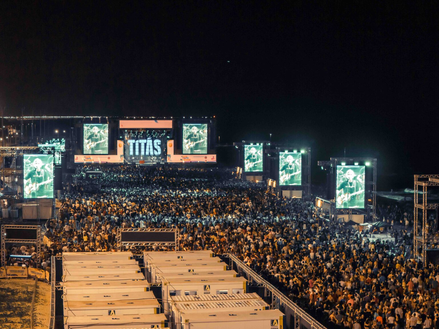 Fechando o Verão Maior, Titãs reúnem multidão de 105 mil pessoas em Matinhos