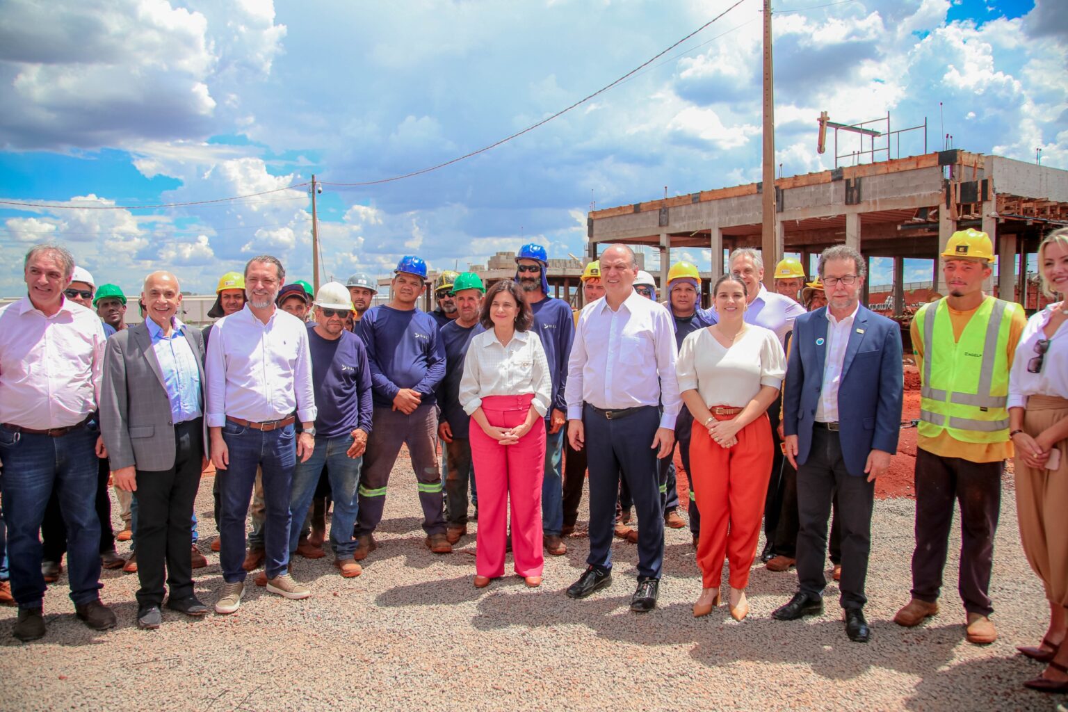 A assinatura ocorreu durante visita técnica da ministra da Saúde, Nísia Trindade, nas obras do Parque Tecnológico na cidade (Crédito: Rafael Macri / PMM)