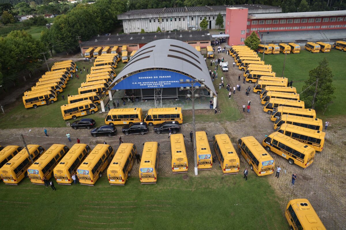 Em parceria com deputados, Governo começa entrega de 209 novos ônibus para a educação