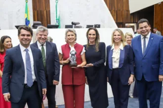 Deputada Maria Victoria (PP) entrega prêmio Rosy de Macedo à vice-prefeita de Maringá, Sandra Jacovós