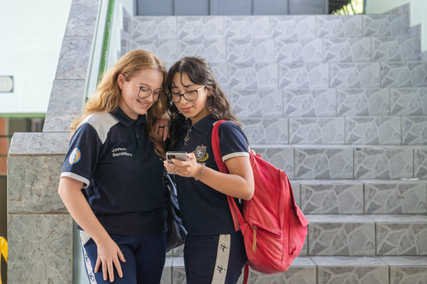 Estudantes da rede estadual ganham ferramenta digital com IA para estudar inglês