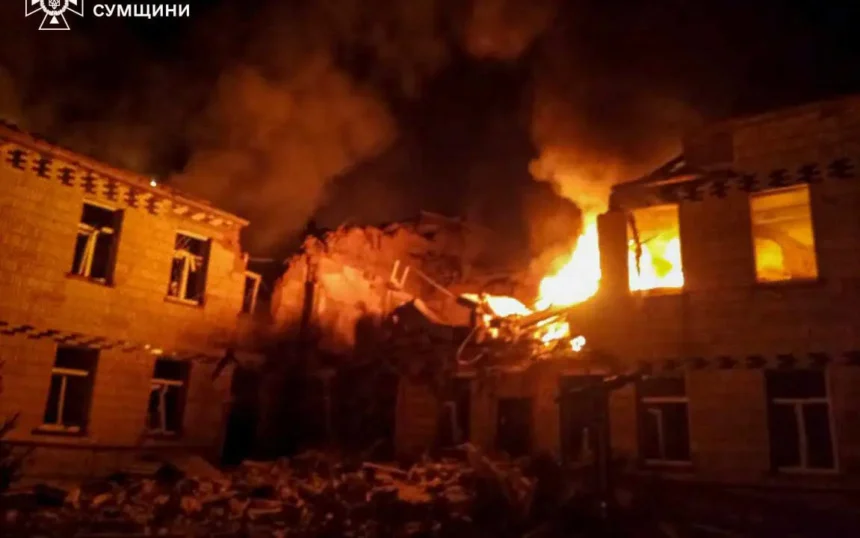 Hospital pega fogo após ataque russo em Krasnopillya, na região ucraniana de Sumy, em meio à guerra Rússia-Ucrânia.
