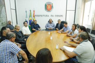 Representantes das secretarias de Educação, Governo, Segurança Pública e Logística e Compras receberam os vigilantes para diálogo nesta quarta (Crédito: Ricardo Lopes / PMM)