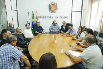 Representantes das secretarias de Educação, Governo, Segurança Pública e Logística e Compras receberam os vigilantes para diálogo nesta quarta (Crédito: Ricardo Lopes / PMM)