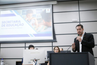 Secretário de Educação, Fernando Brambilla, durante sessão da Câmara de Maringá