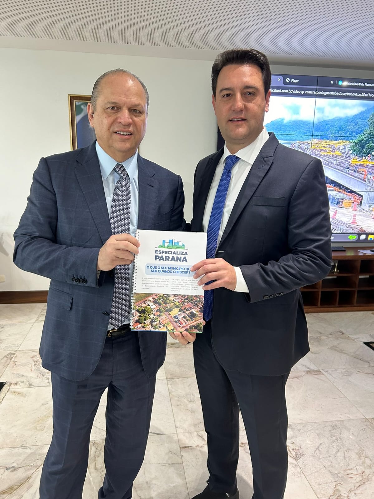 O secretário da Indústria, Comércio e Serviços, Ricardo Barros, deixou o cargo nesta segunda-feira (17) e reassume como deputado federal.