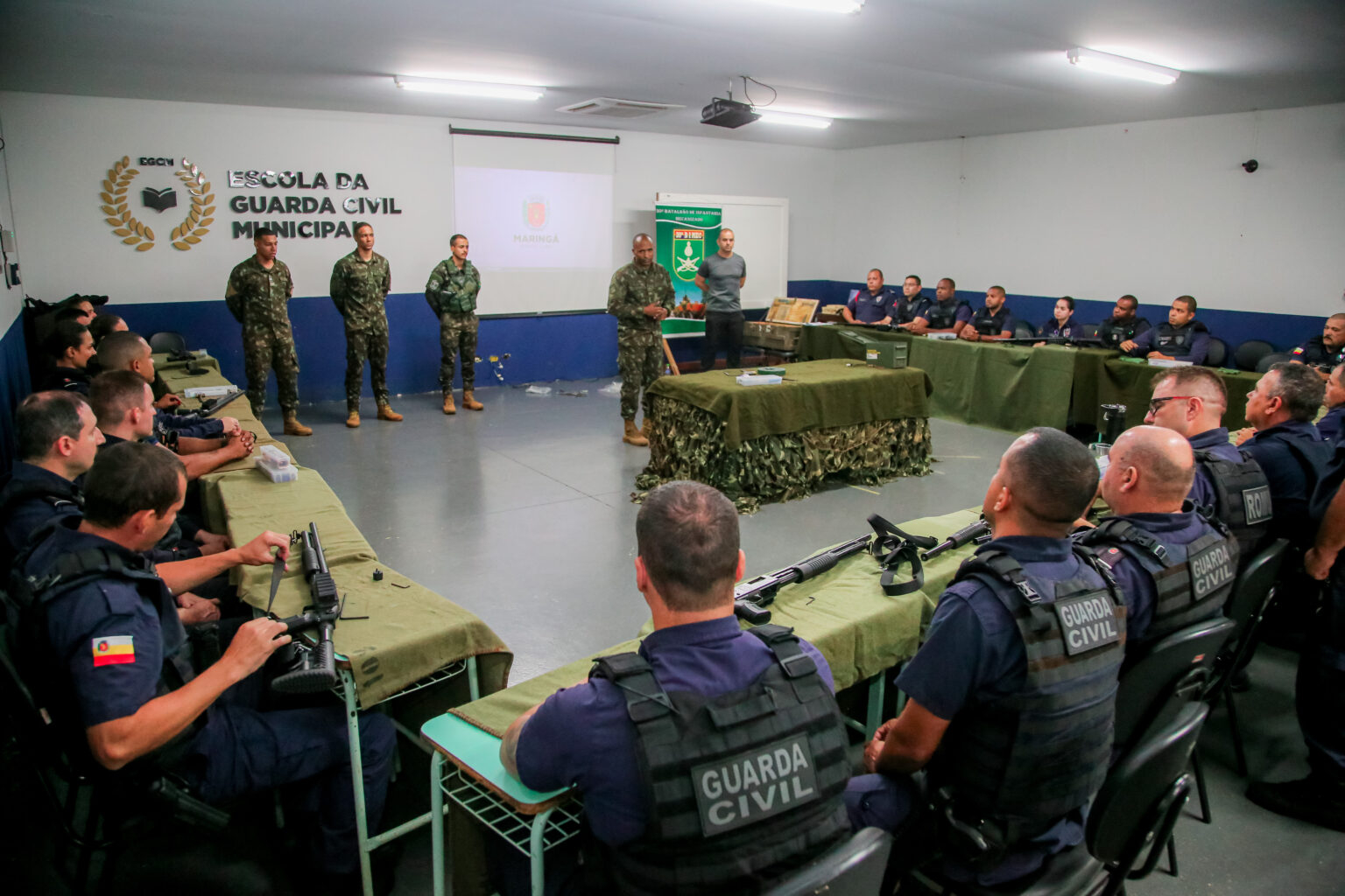 Guarda Civil Municipal de Maringá recebe treinamento do Exército Brasileiro sobre manutenção de armamento