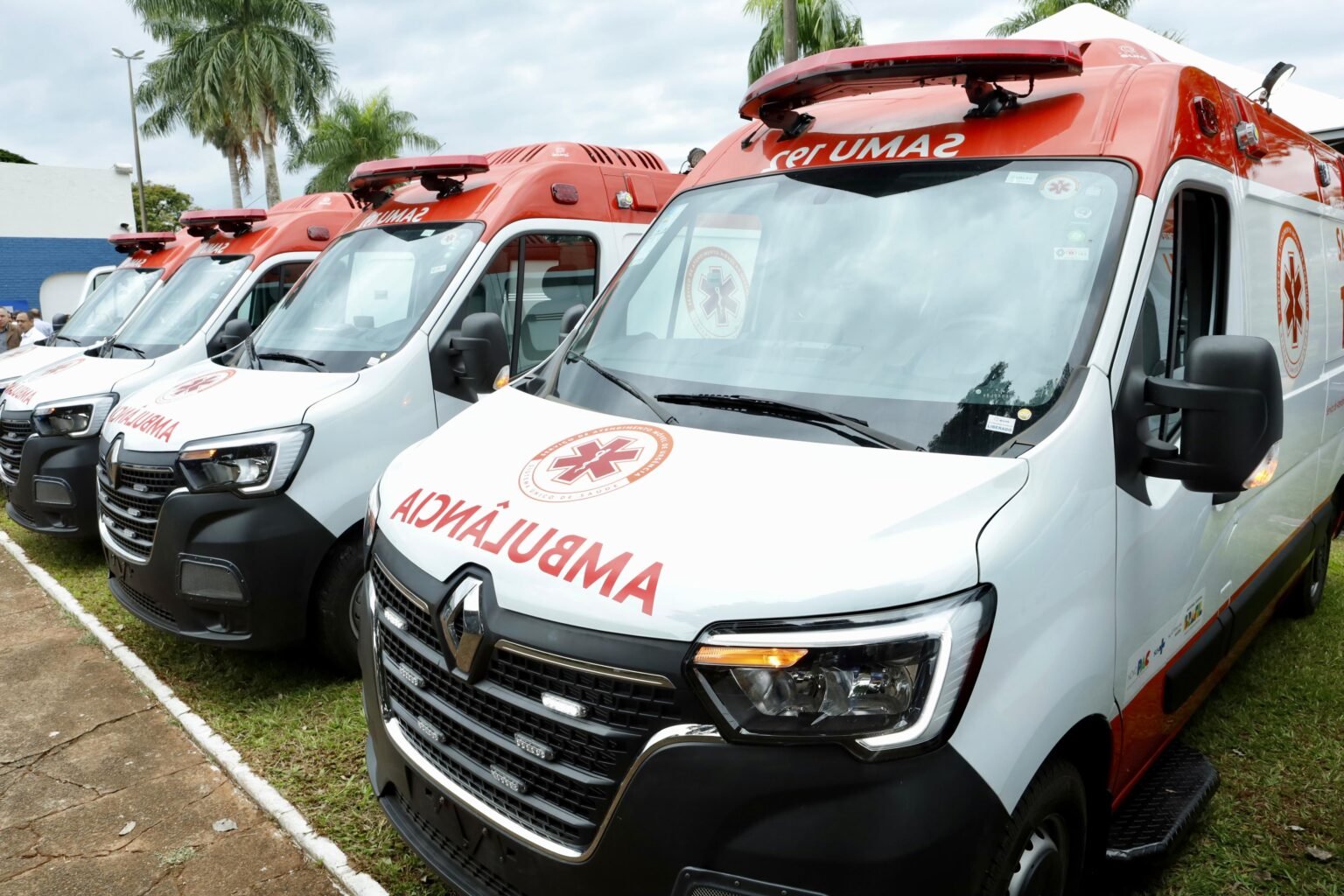 Prefeitura recebe cinco novas ambulâncias para o Samu