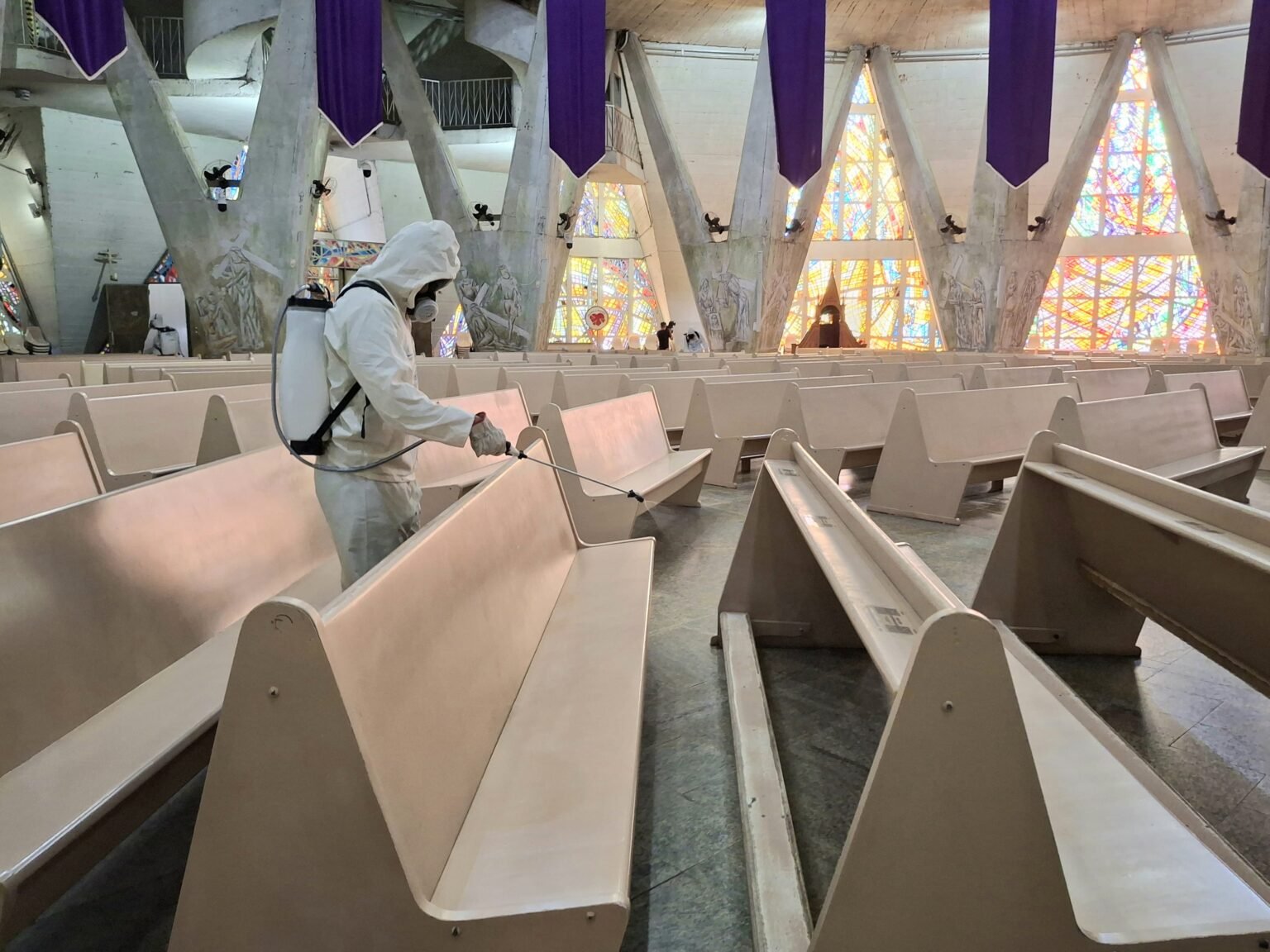 Prefeitura reforca combate a dengue com borrifacao de inseticida na Catedral