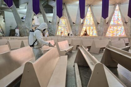 Prefeitura reforca combate a dengue com borrifacao de inseticida na Catedral