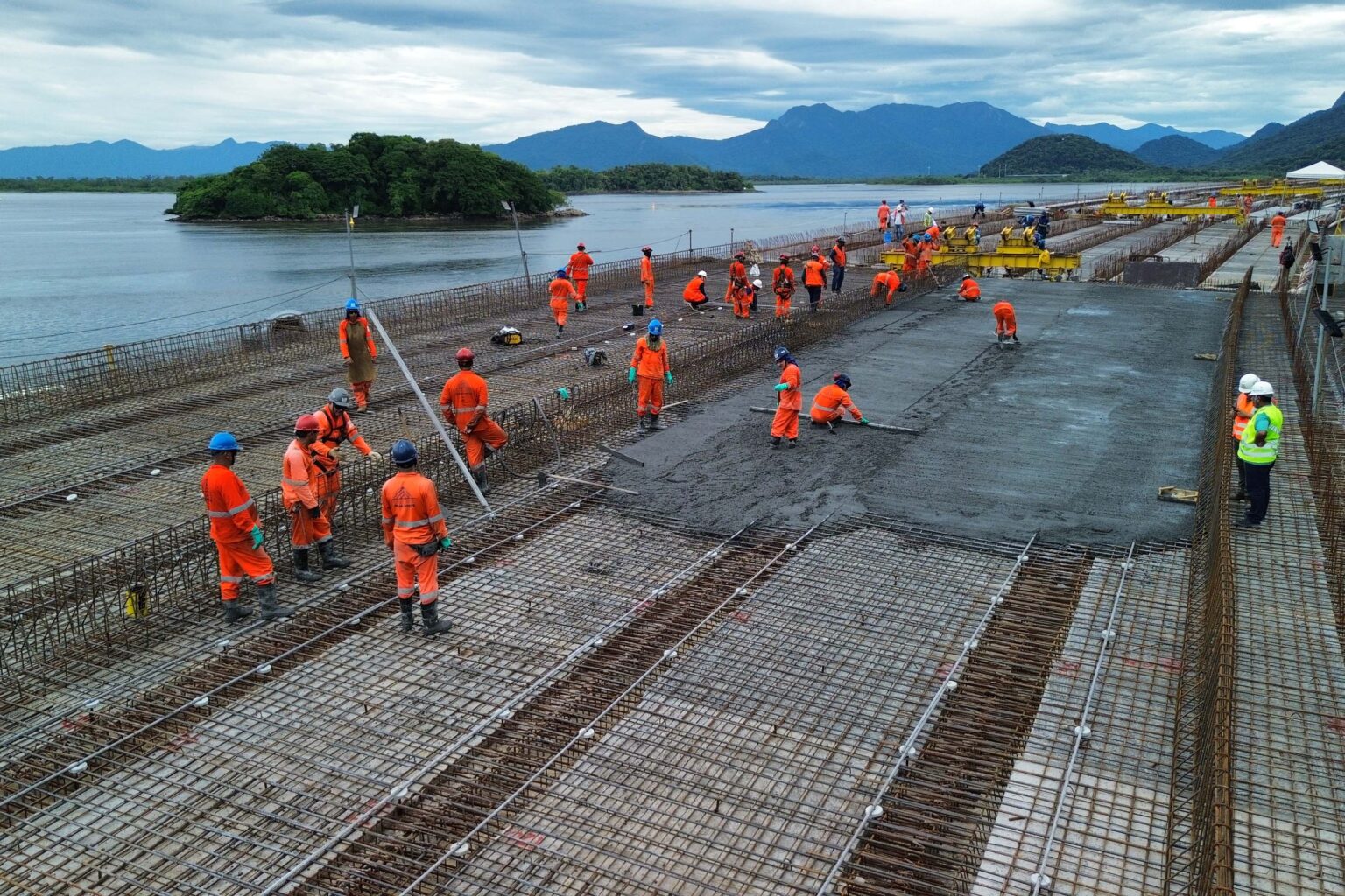 Obras da Ponte de Guaratuba avançam com a concretagem de vãos no trecho pré-moldado