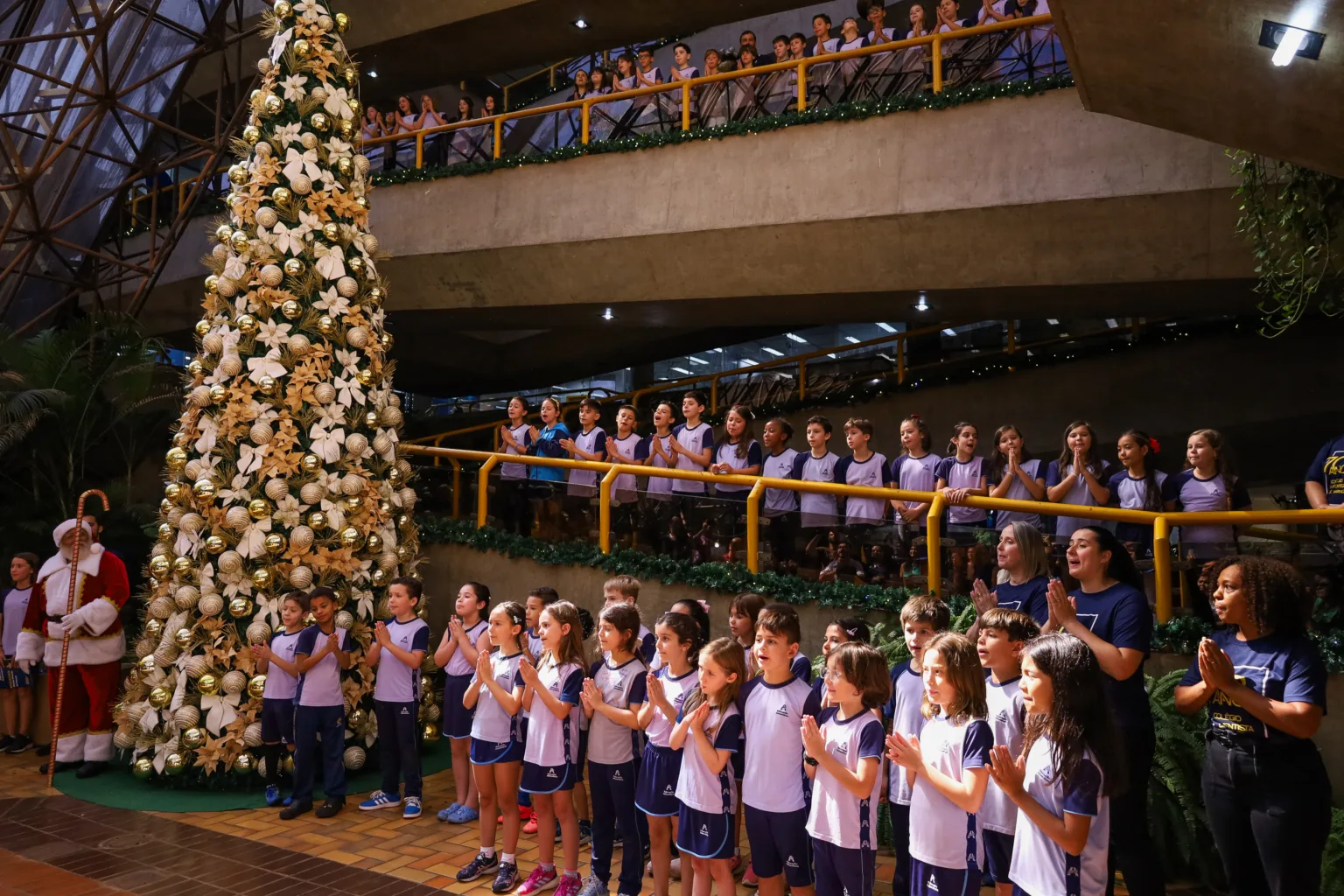 No clima da Maringa Encantada Paco Municipal recebe apresentacao do coral infantil do Colegio Adventista