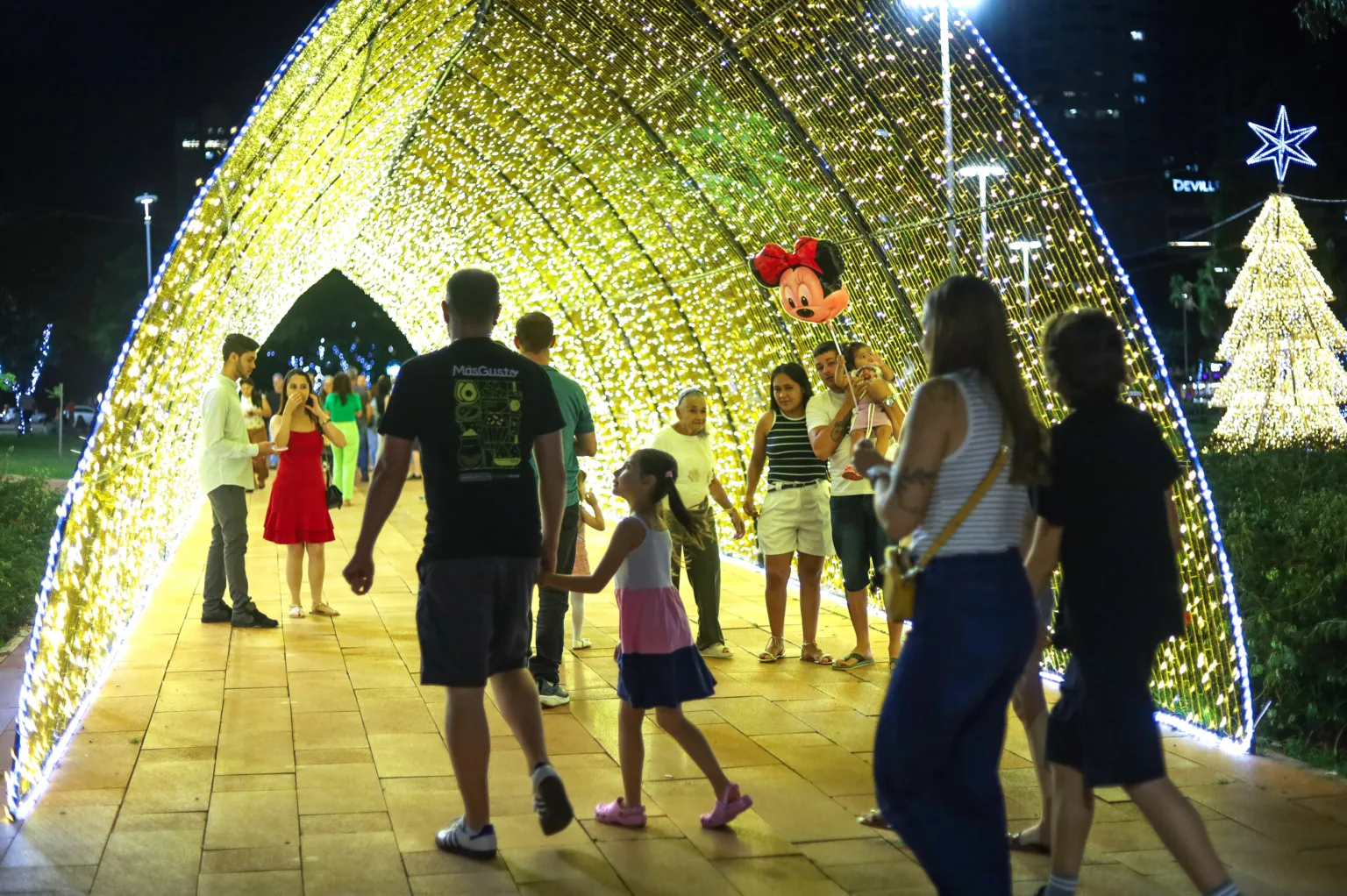 Populacao aproveita decoracao tematica na Praca da Catedral