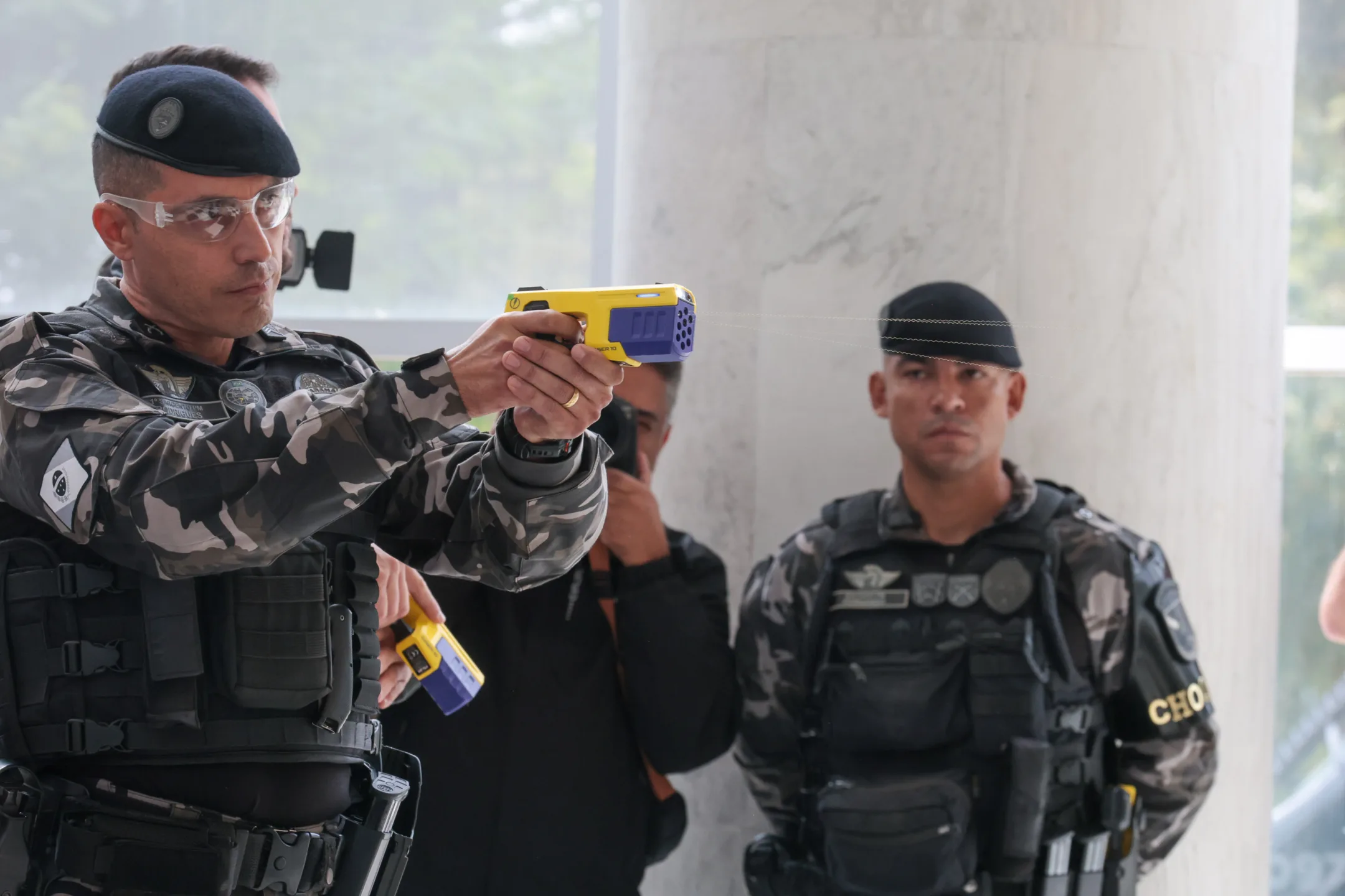 Segurança Pública: Governo entrega 1,4 mil armas não letais 'Taser 10' e câmeras com IA de última geração inéditas no Brasil às polícias 4 20250523 agb teaser 18