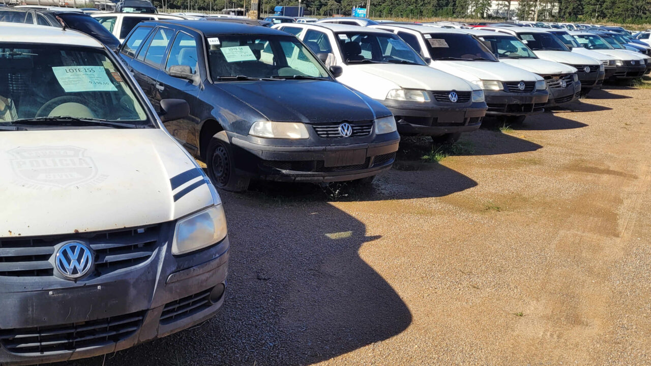 Leilão com 306 veículos