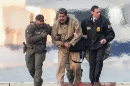 Maduro e sua esposa, algemados, chegam sob forte escolta a tribunal de Nova York