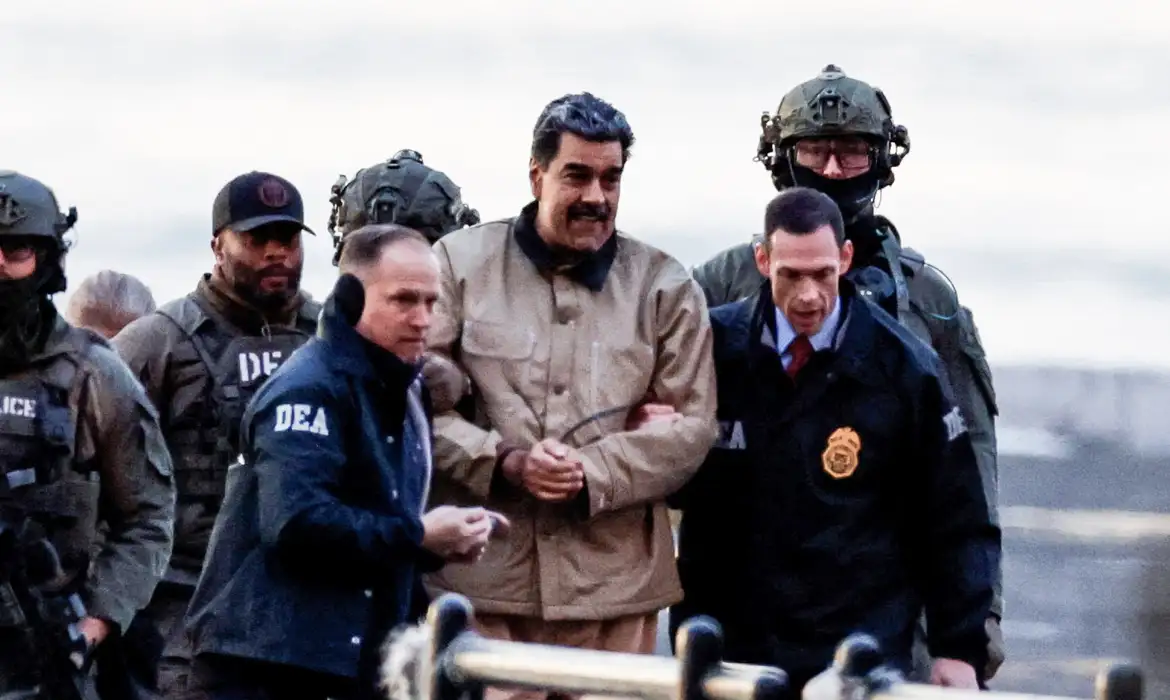 Maduro e sua esposa, algemados, chegam sob forte escolta a tribunal de Nova York