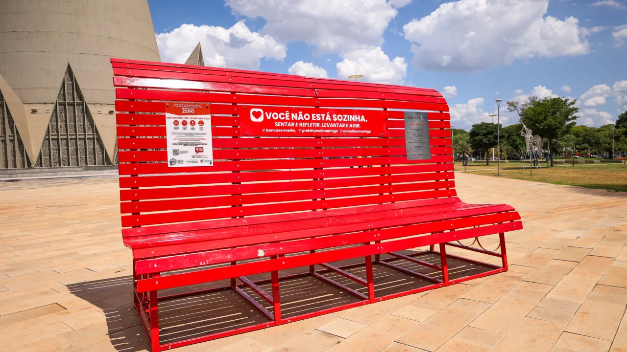 Banco Vermelho instalado na Praça da Catedral convida a população a refletir e agir em defesa das mulheres. (Crédito: Rafael Macri/PMM)