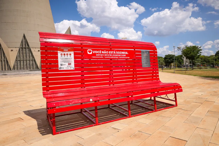 Banco Vermelho instalado na Praça da Catedral convida a população a refletir e agir em defesa das mulheres. (Crédito: Rafael Macri/PMM)