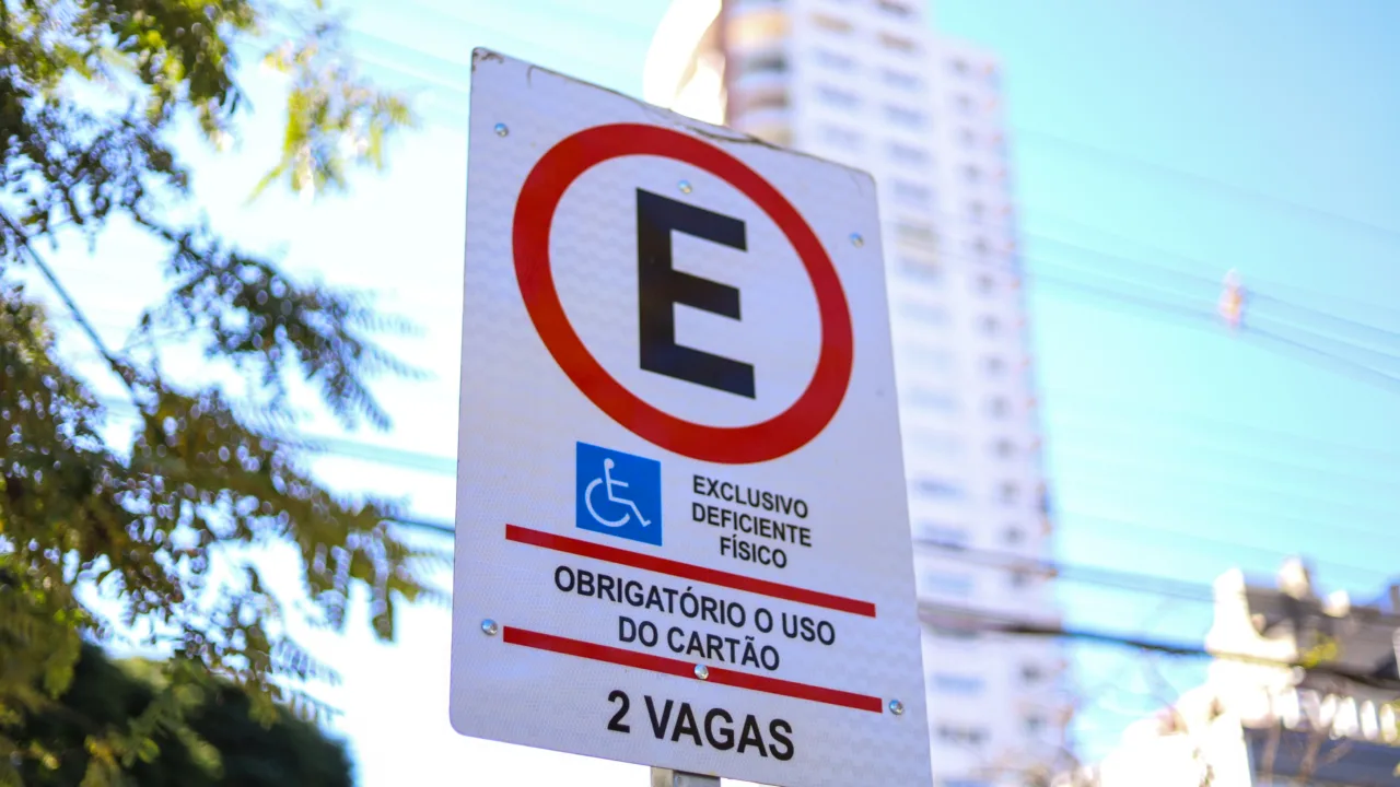 Estacionamento irregular em vagas prioritarias
