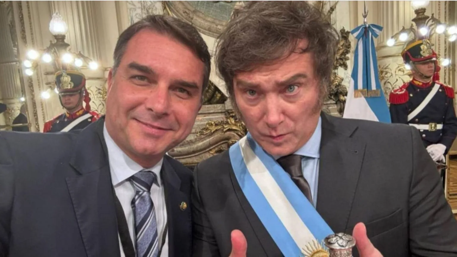Flavio Bolsonaro e Javier Milei.