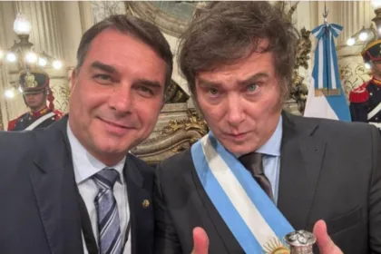 Flavio Bolsonaro e Javier Milei.