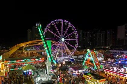 Parque de diversões funciona em frente ao Terminal Urbano (Crédito: Rafael Macri/PMM)